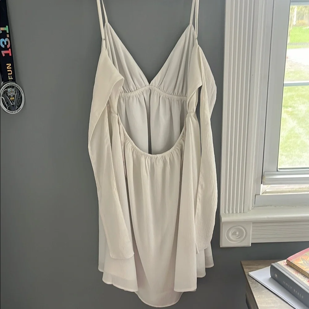 Forever 21 White Chemise with Spaghetti Straps and V-Neckline - Picture 2 of 3